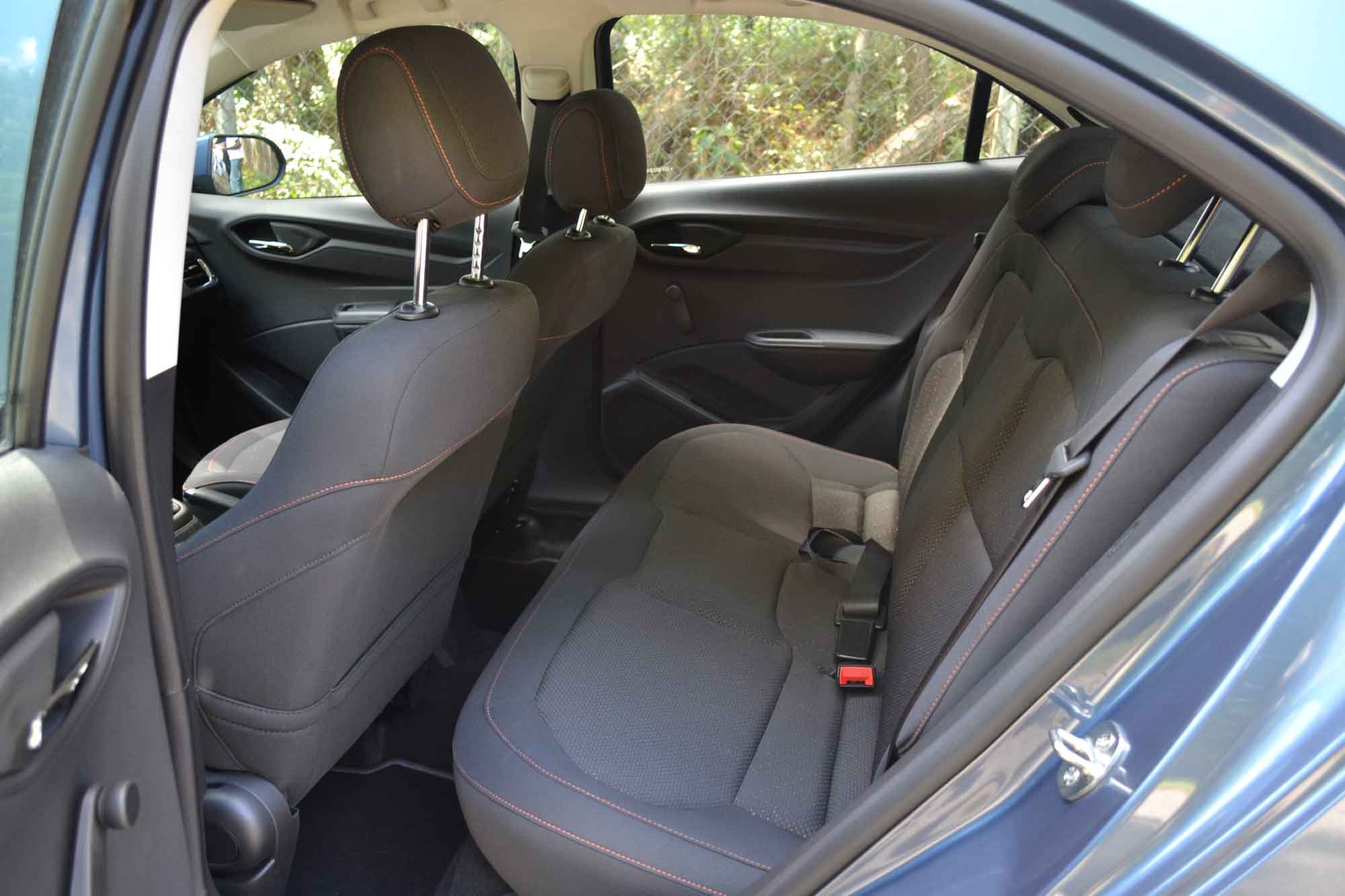 chevrolet-onix-barulho-banco-traseiro