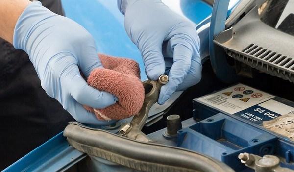 limpando-a-corrosao-da-bateria-do-carro-com-materiais-caseiros