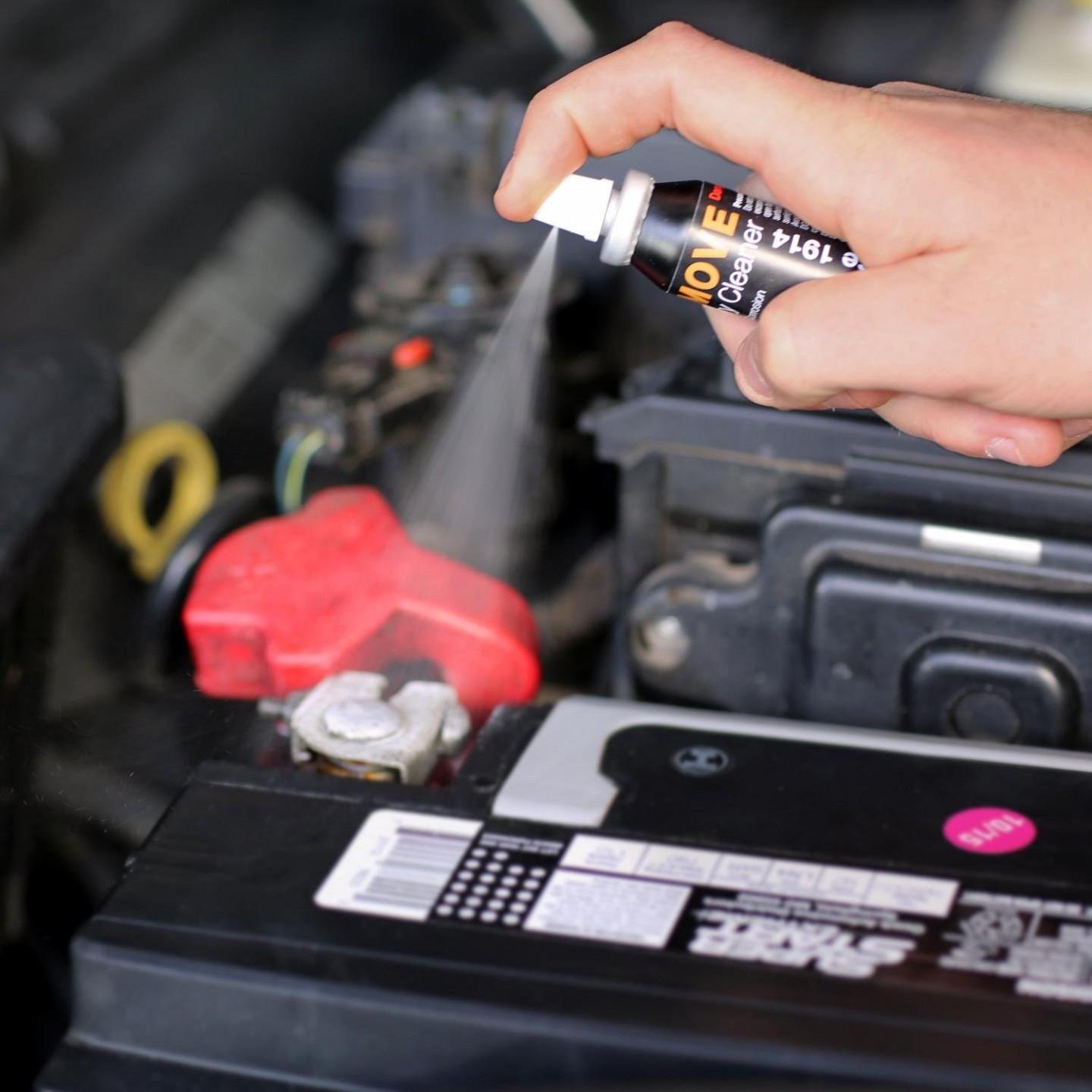 limpando-a-corrosao-da-bateria-do-carro-com-materiais-profissionais
